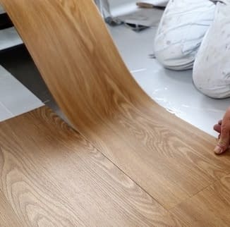 Ein PVC-Boden wird verlegt